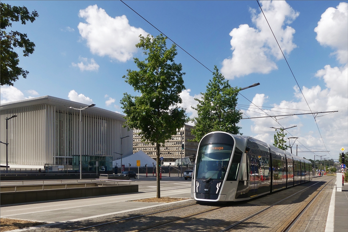 Die Straenbahnhaltestelle Philharmonie/MUDAM ermglichte der Fotografin am 02.08.2019 einen CAF Urbos von LUXTRAM S.A. zusammen mit der interessanten Architektur der Philharmonie in der Avenue John F. Kennedy in Luxembourg-Kirchberg auf den Chip zu bannen. (Jeanny)