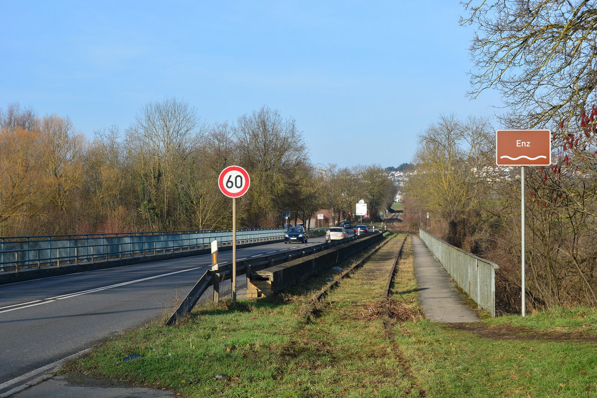 Die Straße und ehemalige Vaihinger Stadtbahn überqueren gemeinsam die Enz.

Enzvaihingen 28.12.2019