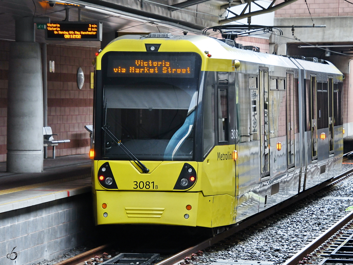 Die Straßenbahn 3081 der Manchester Metrolink wartet an der Haltestelle Manchester-Flughafen auf die Abfahrt. (Mai 2019)