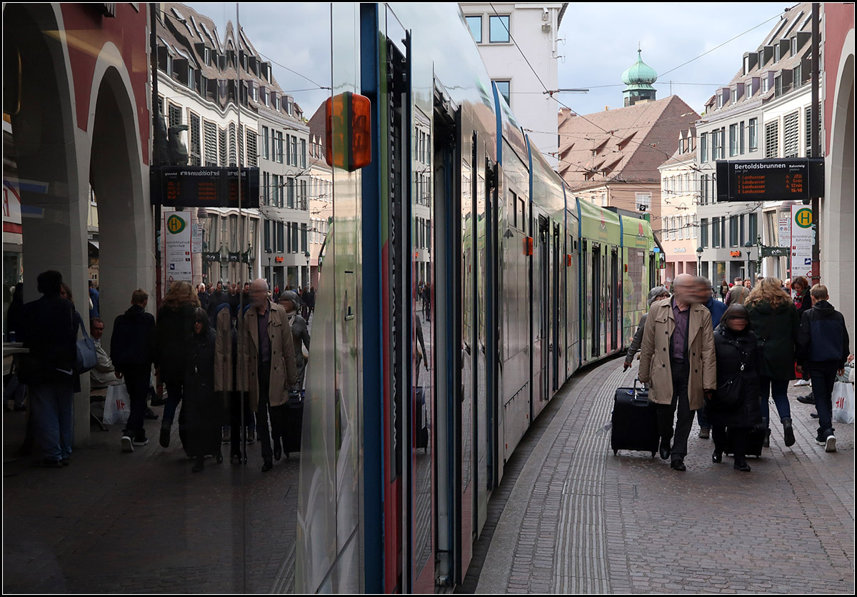 Die Straßenbahn als Spiegel in der Stadt -

Combino-Tram in Freiburg am Bertoldsbrunnen.

07.10.2019 (M)