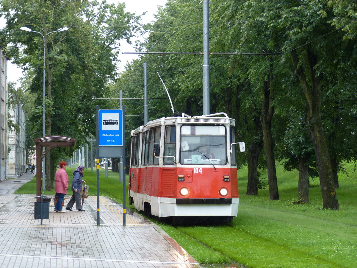 Die Straßenbahn in Daugavpils ist wohl einer der interessantesten Straßenbahnbetriebe, den ich je gesehen habe. Hier fahren unter anderem russische KTM-5, ein Straßenbahntyp, der von 1963 bis 1992 in sehr großer Stückzahl überwiegend für die Sowjetunion produziert wurde. Sie stammen vom gleichen Hersteller wie die ebenfalls eingesetzten Neubaufahrzeuge mit Niederfluranteil. 11.8.2016, 18. Novembra iela, Daugavpils