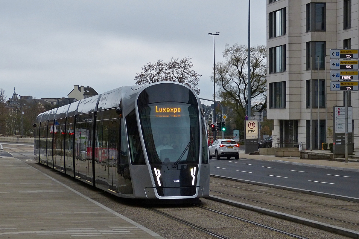 Die Straßenbahn fährt über dem Boulvard Royal in der Stadt Luxemburg, der Haltestelle „Hamilius“ entgegen, dieses kurze Teil der Bahnstrecke wird auch von einigen Städtischen Bussen befahren um die Umsteigehaltestelle am „Hamilius“ zu erreichen. 13.12.2020