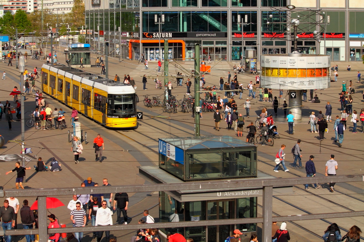 Die Straßenbahn Flexity 9033 (Bombardier/2015/F8Z 11) auf der Linie M 4 am Alexanderplatz.
So am 05.05.2016 vom S-Bahnsteig gesehen.

