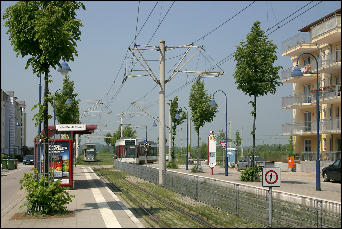 Die Straßenbahn in Freiburg-Rieselfeld -

An der Endhaltestelle 'Bollerstaudenstraße' wenden die Straßenbahnen in einer Wendeschleife, wie an vielen anderen Endstationen.

11.05.2006 (M)