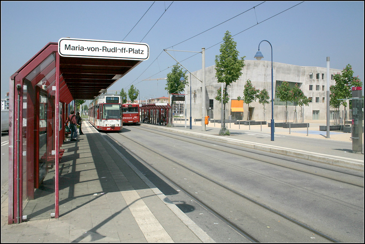 Die Straßenbahn in Freiburg-Rieselfeld -

Im Mittelpunkt des Wohngebietes liegt die Haltestelle Maria-von-Rudloff-Platz' mit der Maria Magdalena Kirche rechts im Hintergrund.

11.05.2006 (M)