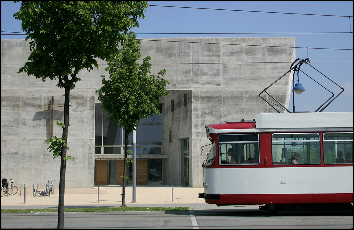 Die Straßenbahn in Freiburg-Rieselfeld -

Straßenbahn vor Sichtbeton. Über die Architektur der Maria Magdalena Kirche gehen sich die Meinungen auseinander, wie über manches Bild bei Bahnbilder.de. Ich bin von dem Bau beeindruckt, insbesondere von der Lichtwirkung im Innern.

11.05.2006 (M)