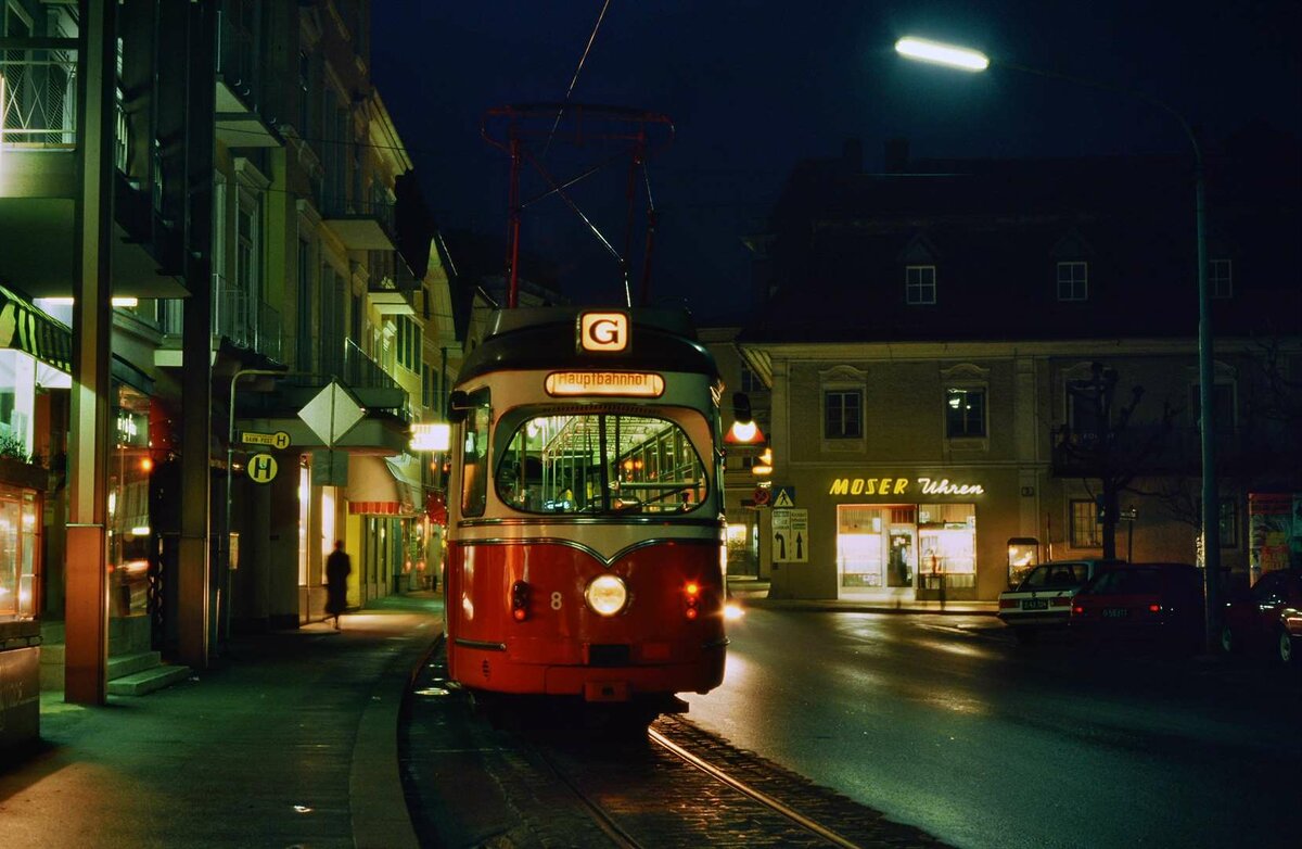 Die Straßenbahn Gmunden war vor allem in der Nacht ein einprägsames Erlebnis für Straßenbahnfans. GM 8 wartet an der Station Franz-Josef-Platz auf seine Fahrt zum Hauptbahnhof, 05.04.1986