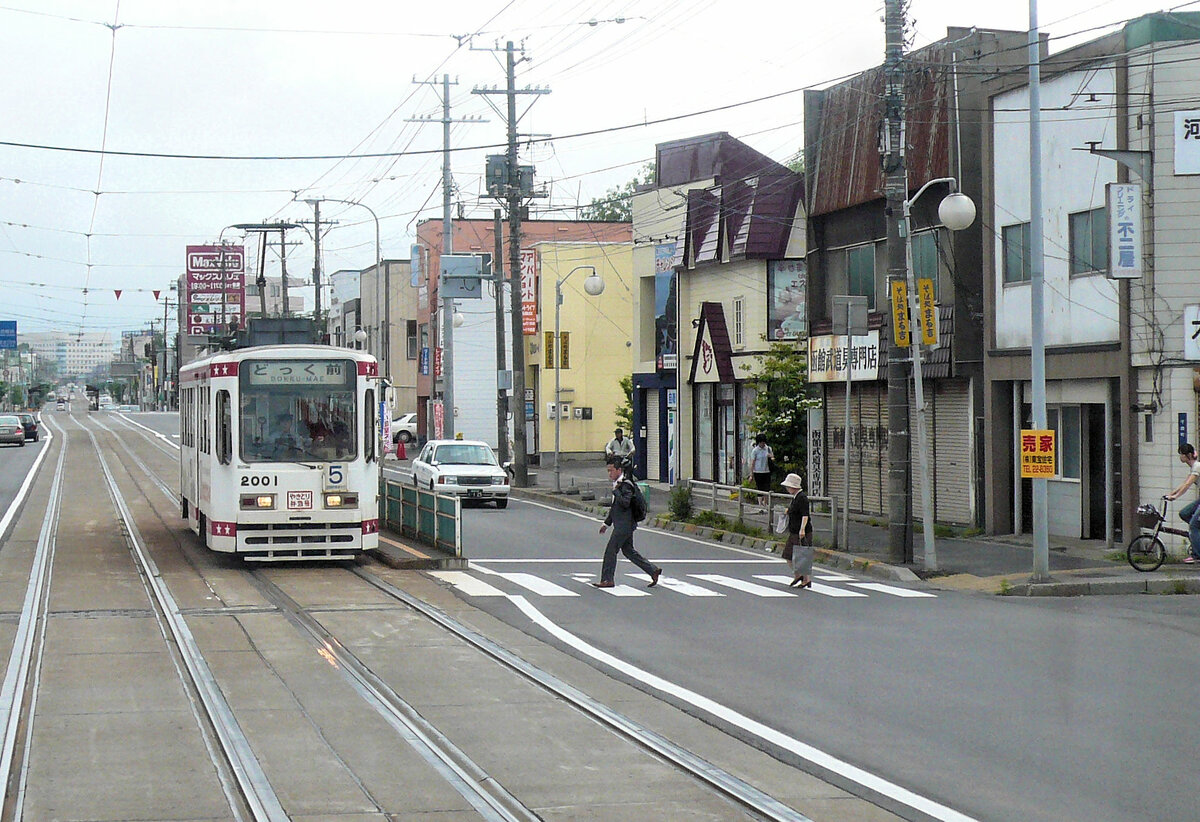 Die Strassenbahn von Hakodate (Japan, Süd-Hokkaidô): Wagen 2001 wurde zusammen mit 2002 in den Jahren 1993/94 gebaut; mit Kardanantrieb und Frequenzumrichter (VVVF). Chitose-chô, 6.Juli 2010 