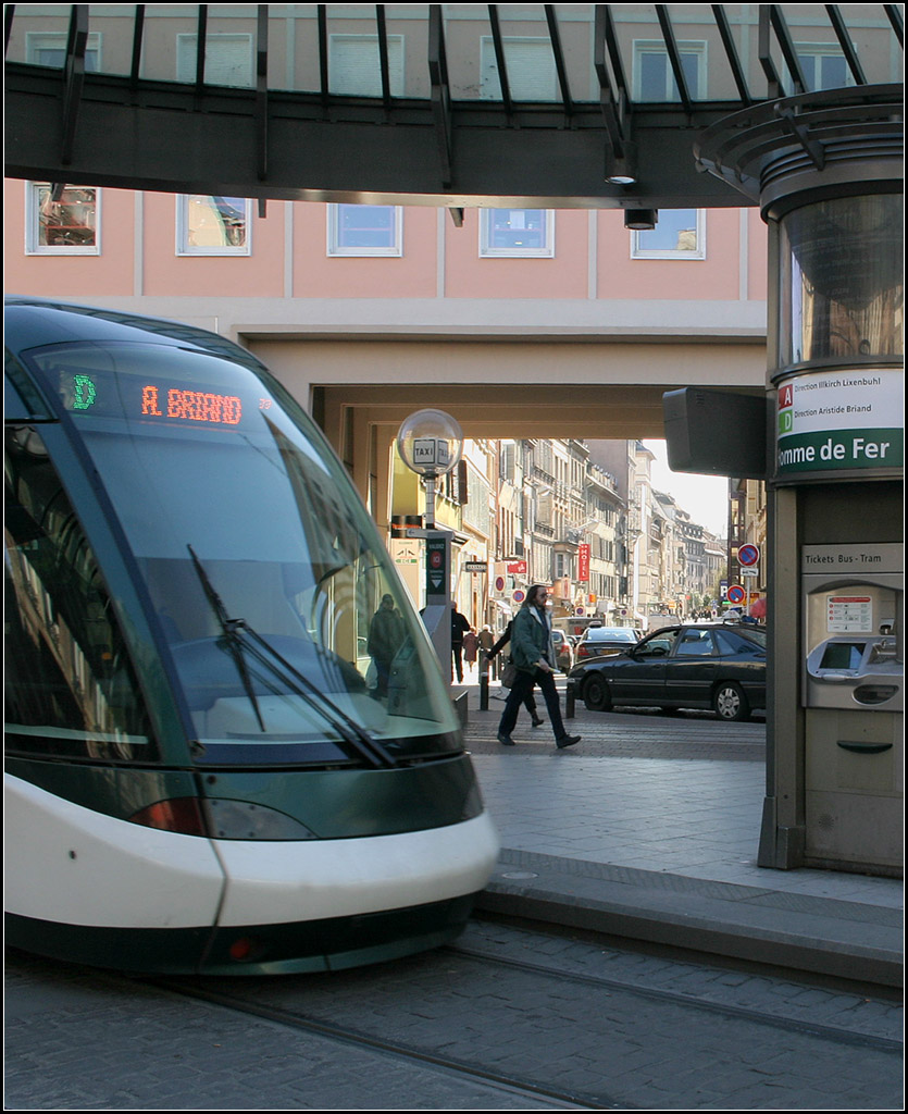 Die Straßenbahn und ihre Stadt - 

Durchblick an der Station Homme de Fer. 

06.03.2008 (M)