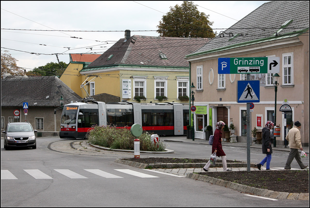 Die Straßenbahn kommt von rechts und ... -

Endschleife Ginzing der Wiener Straßenbahnlinie 38.

Seit der Aufnahme von Kurt im Jahre 1978 http://www.bahnbilder.de/bild/oesterreich~stadtverkehr~strasenbahn-wien/628763/wien-wvb-sl-38-e1-4635.html
hat sich hier wenig verändert: Verkehrsinseln und ein Zebrastreifen kamen hinzu. Ansonsten ist das idyllische Straßenbild hier unverändert.

08.10.2016 (M)
