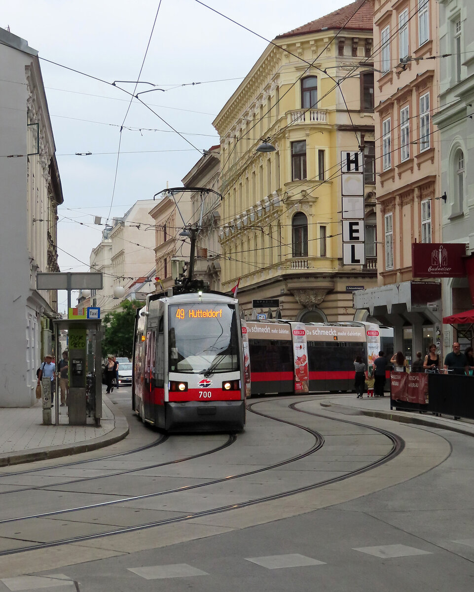 Die Strassenbahn der Linie 49 nach Hütteldorf schlängelt sich zwischen den Haltestellen Neubaugasse und Westbahnstrasse durch Wien. Wien, 10.6.2023