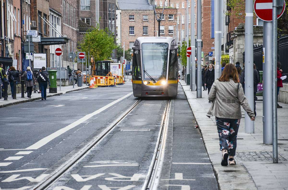 Die Straßenbahn LUAS 4012 in Marlborough Street in Dublin.
Aufnahme: 9. Mai 2018.