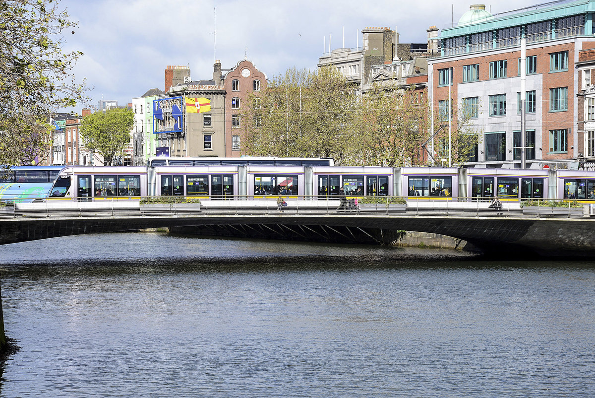 Die Straßenbahn LUAS 5013 auf der Rosie Hacket Bridge über River Liffey in Dublin.
Aufnahme: 12. Mai 2018.