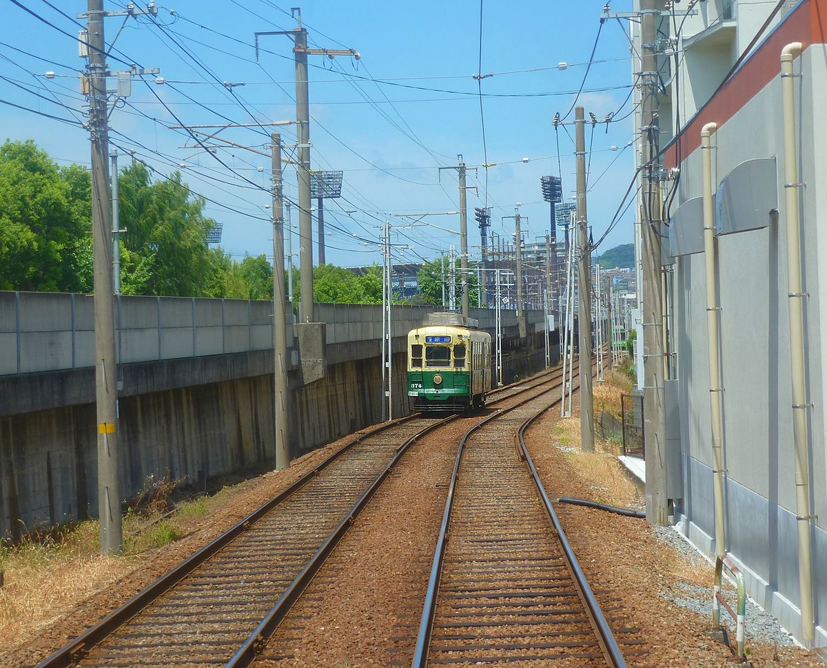 Die Strassenbahn von Nagasaki - Das Rollmaterial (Serie 361-367 und 371-377): Wagen 374 ohne Vollwerbung und im klassischen Anstrich auf der Strecke der Bahn entlang talaufwärts nach Norden. 8.August 2013 