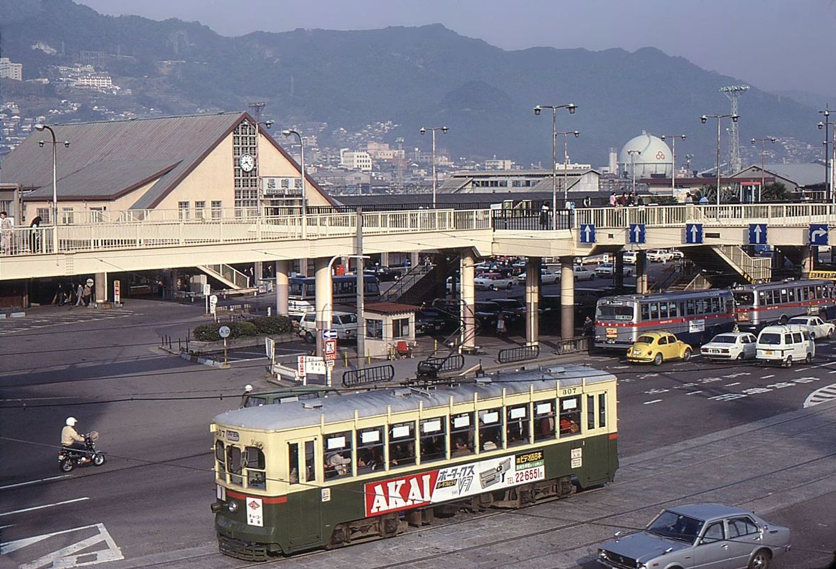 Die Strassenbahn von Nagasaki - Das Rollmaterial: Wagen 301-310. Hier ein altes Bild des Wagens 307 beim Bahnhof Nagasaki, wie er sich am 18.März 1981 zeigte. 