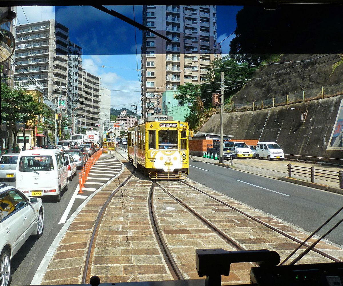 Die Strassenbahn von Nagasaki: Die schlichte Endstation Akasako nach dem Aufstieg durchs Tal im Norden der Stadt. Aufnahme vom wartenden Wagen aus, während der entgegenkommende Wagen 505 (Serie 501-506) aus der Endstation ausfährt. 8.August 2013. 