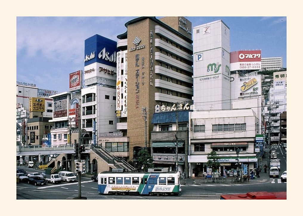 Die Strassenbahn von Nagasaki - ein Bild aus dem Jahre 1999: Wagen 372 (Serie 371-377) vor der damals schon als  neu  zu bezeichnenden Häuserkulisse beim Bahnhof. 23.März 1999. 