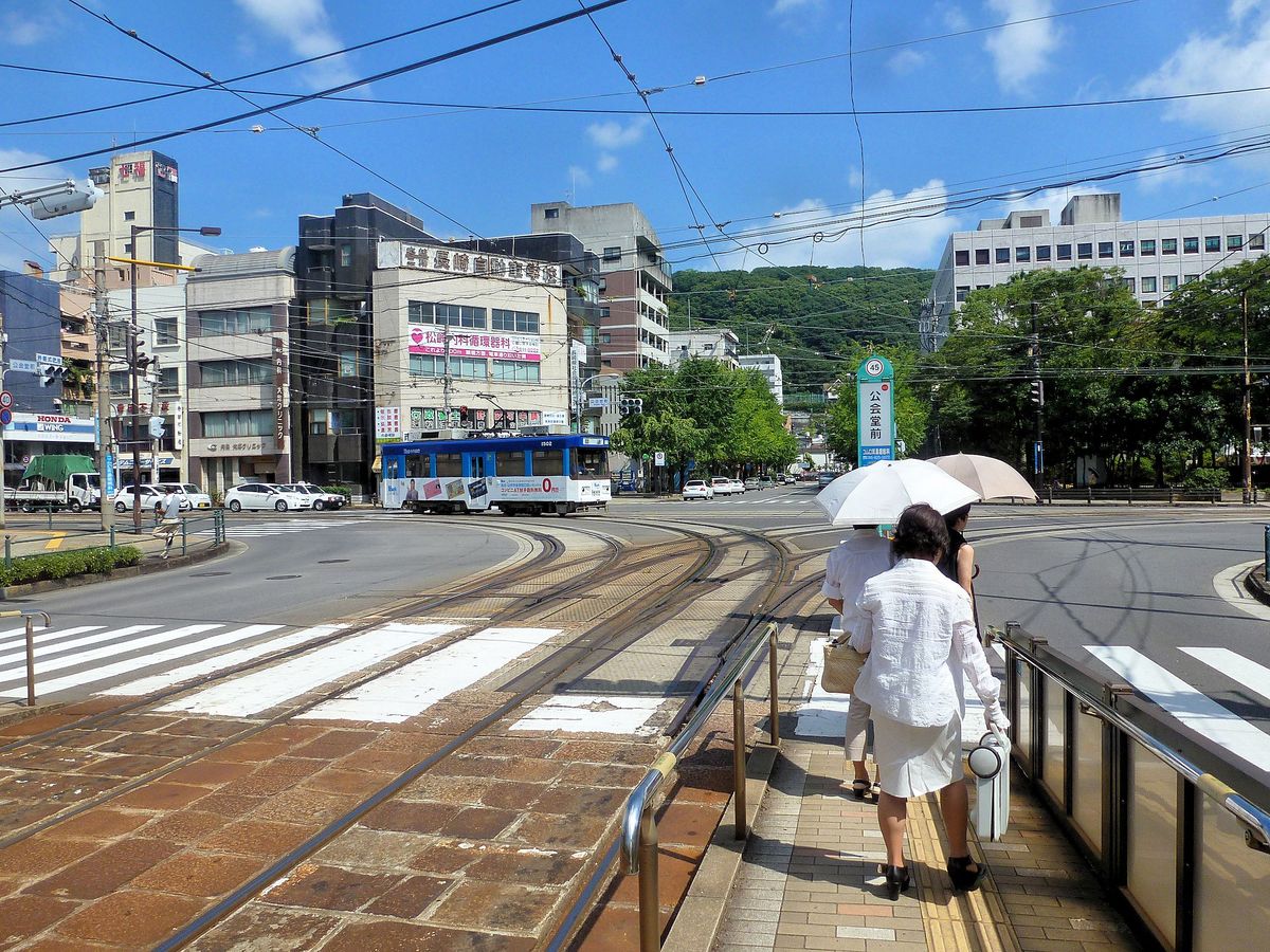 Die Strassenbahn von Nagasaki: In der Mittagshitze biegt Wagen 1502 auf die Innenstadtlinie ein. 8.August 2013.  