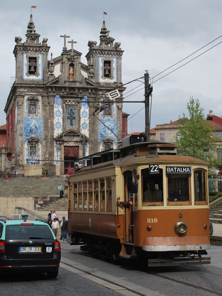 Die Straßenbahn von Porto nähert sich dem Endstation  Batalha . 10. April 2015. Im Hintergrund steht die Kirche Sto Ildefonso.