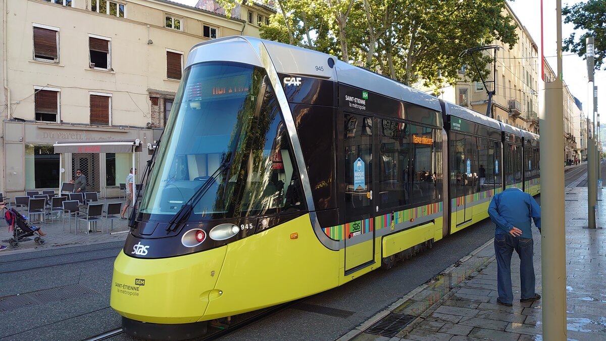 Die Straßenbahn Saint-Étienne fährt auf einem Meterspurnetz, hier ein 33m langer Urbos vom spanischen Unternehmen CAF im August 2020 am Place Du Peuple.