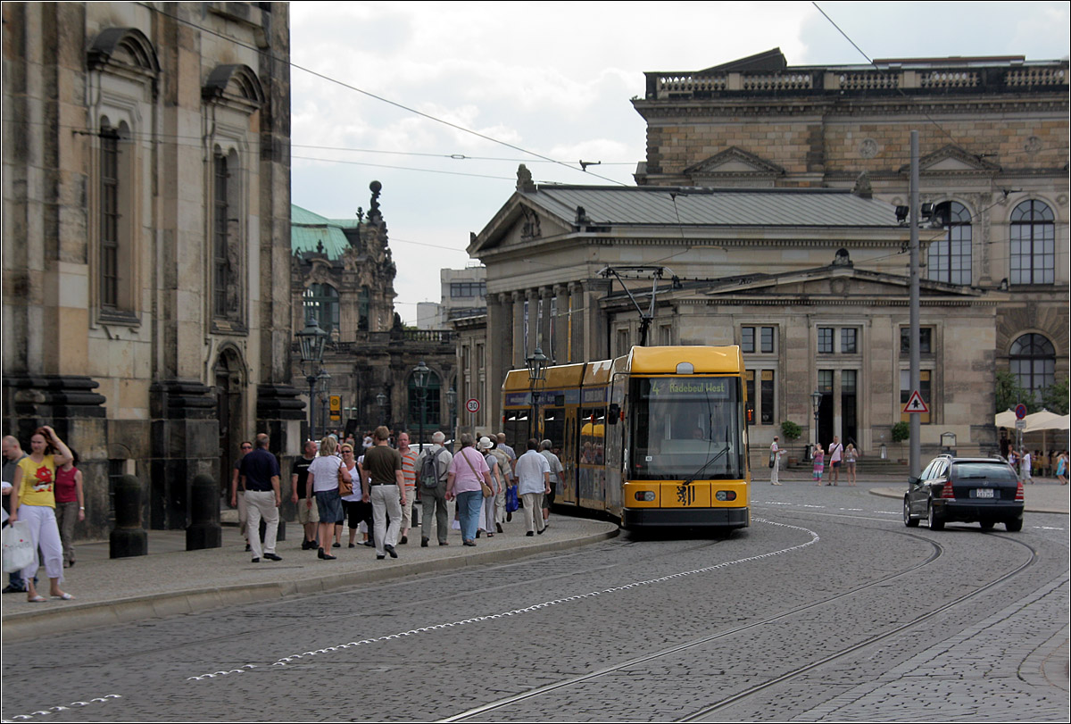 Die Straßenbahn im schönen Dresden - 

Ein Straßenbahn am Theaterplatz. Links ein Teil der Fassade der Hofkirche, hinter der Straßenbahn die Altstädische Hauptwache, dahinter der Zwinger.

07.08.2009 (M)