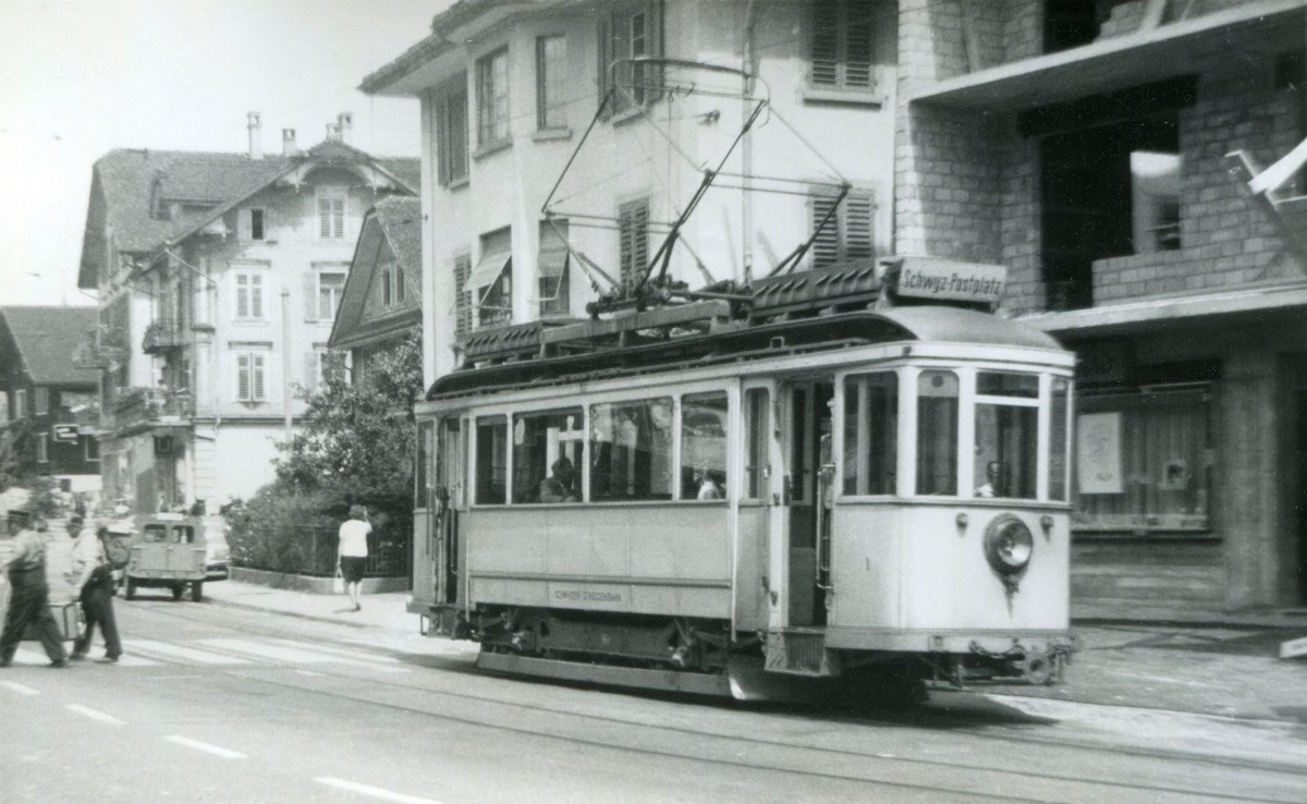 Die Strassenbahn Schwyz - Brunnen am SBB-Bahnhof Seewen: Wagen 1 wartet auf Abfahrt nach Schwyz, 6.August 1963.