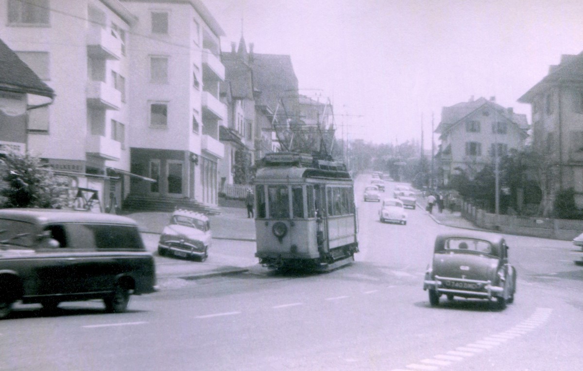 Die Strassenbahn Schwyz - Brunnen am SBB-Bahnhof Seewen: Ausfahrt des Wagens 3 hinauf nach Schwyz, 6.August 1963. 