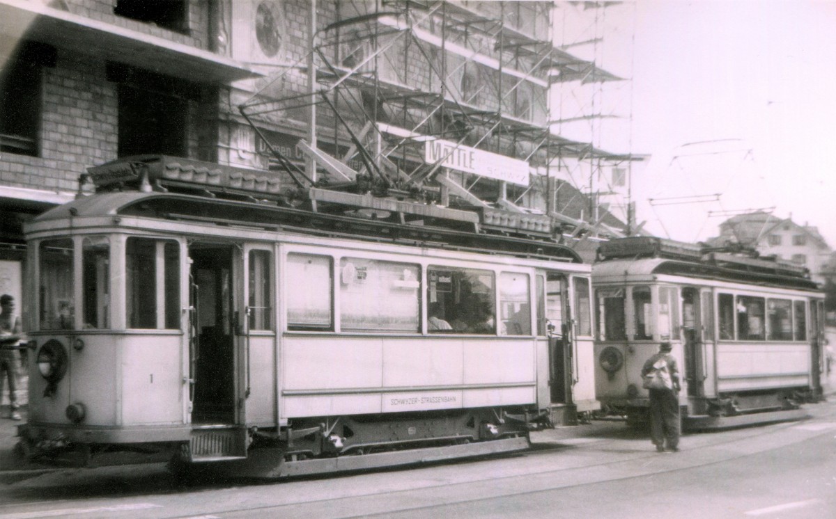 Die Strassenbahn Schwyz - Brunnen am SBB-Bahnhof Seewen: Wagen 3 steht bereit für die Fahrt über Schwyz bis Brunnen, Wagen 1 fährt nur bis Schwyz. 6.August 1963. 
