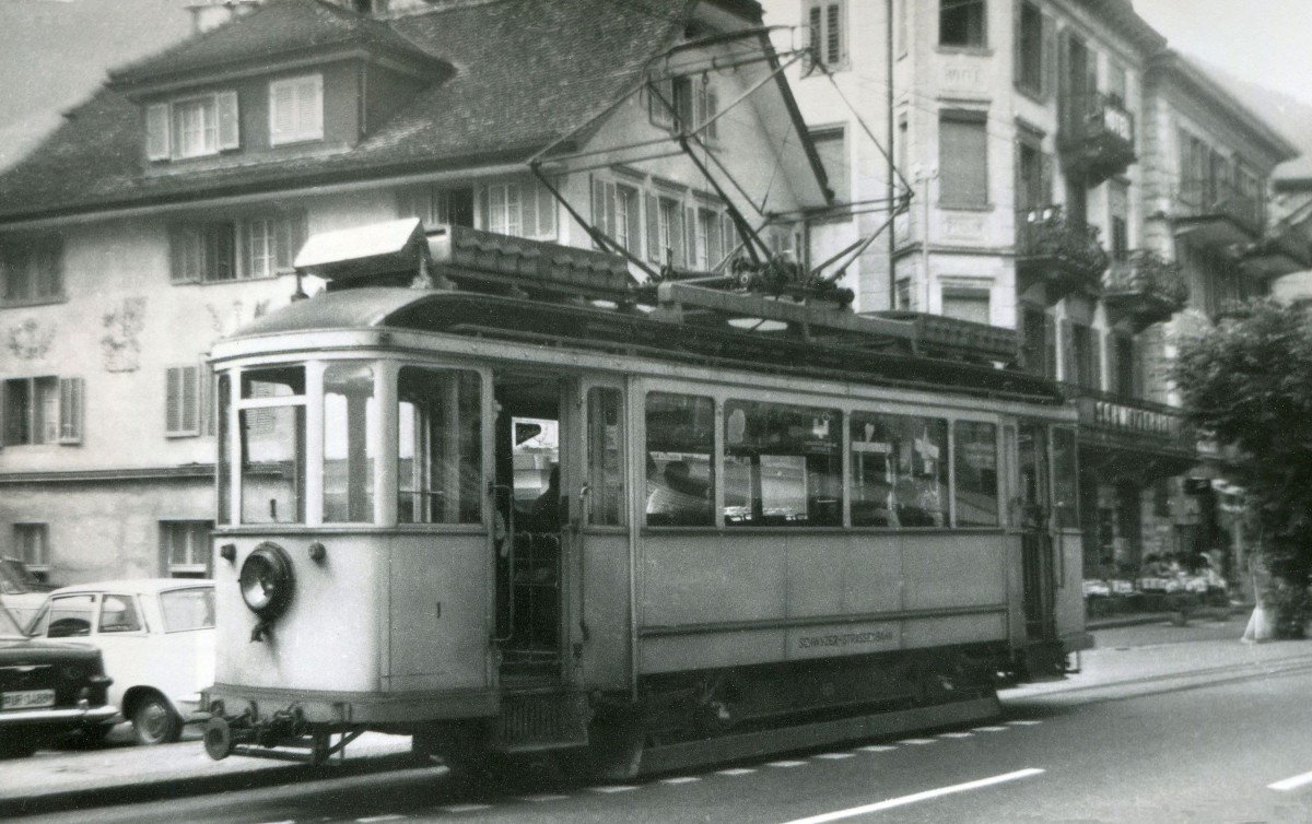 Die Strassenbahn Schwyz - Brunnen an der Endstation Brunnen: Wagen 1 am 6.August 1963. 