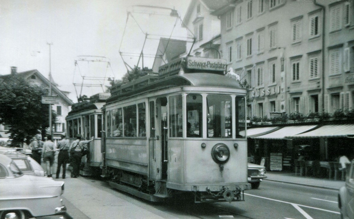 Die Strassenbahn Schwyz - Brunnen an der Endstation Brunnen: Wagen 4 und 3 am 6.August 1963. 