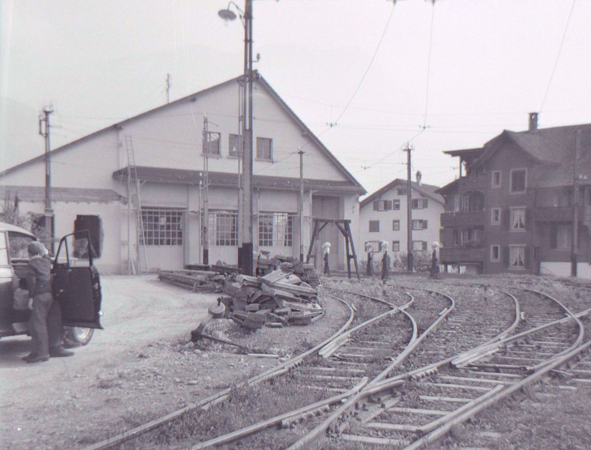 Die Strassenbahn Schwyz - Brunnen, das Depot bei Schwyz. Der Zerfall ist zum Greifen nahe! Herbst 1963. 