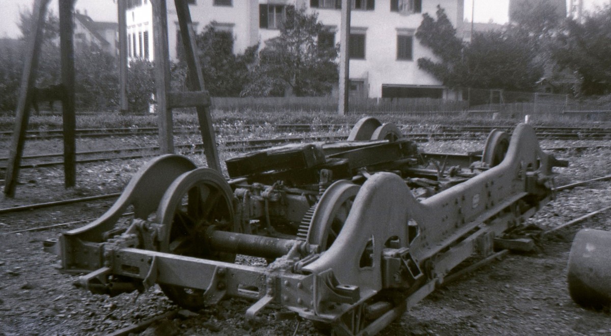 Die Strassenbahn Schwyz - Brunnen, Reste eines Wagen vor dem Depot bei Schwyz, Herbst 1963. 