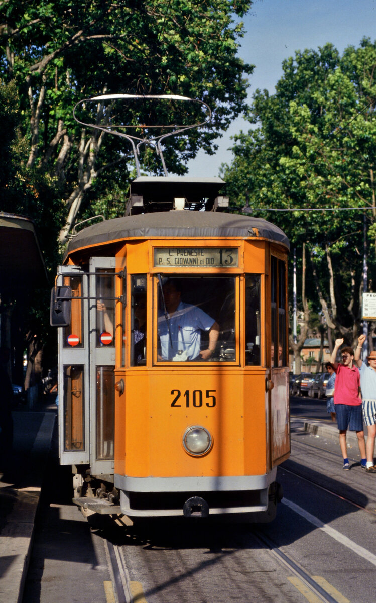 Die Straßenbahn der Stadt Rom wurde wegen ihres Alters von Vielen bestaunt.
Datum: 13.06.1987 