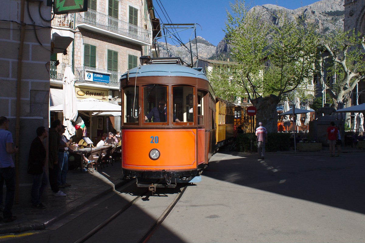 Die Straßenbahn im Stadtzentum von Sóller am 31.03.2014.