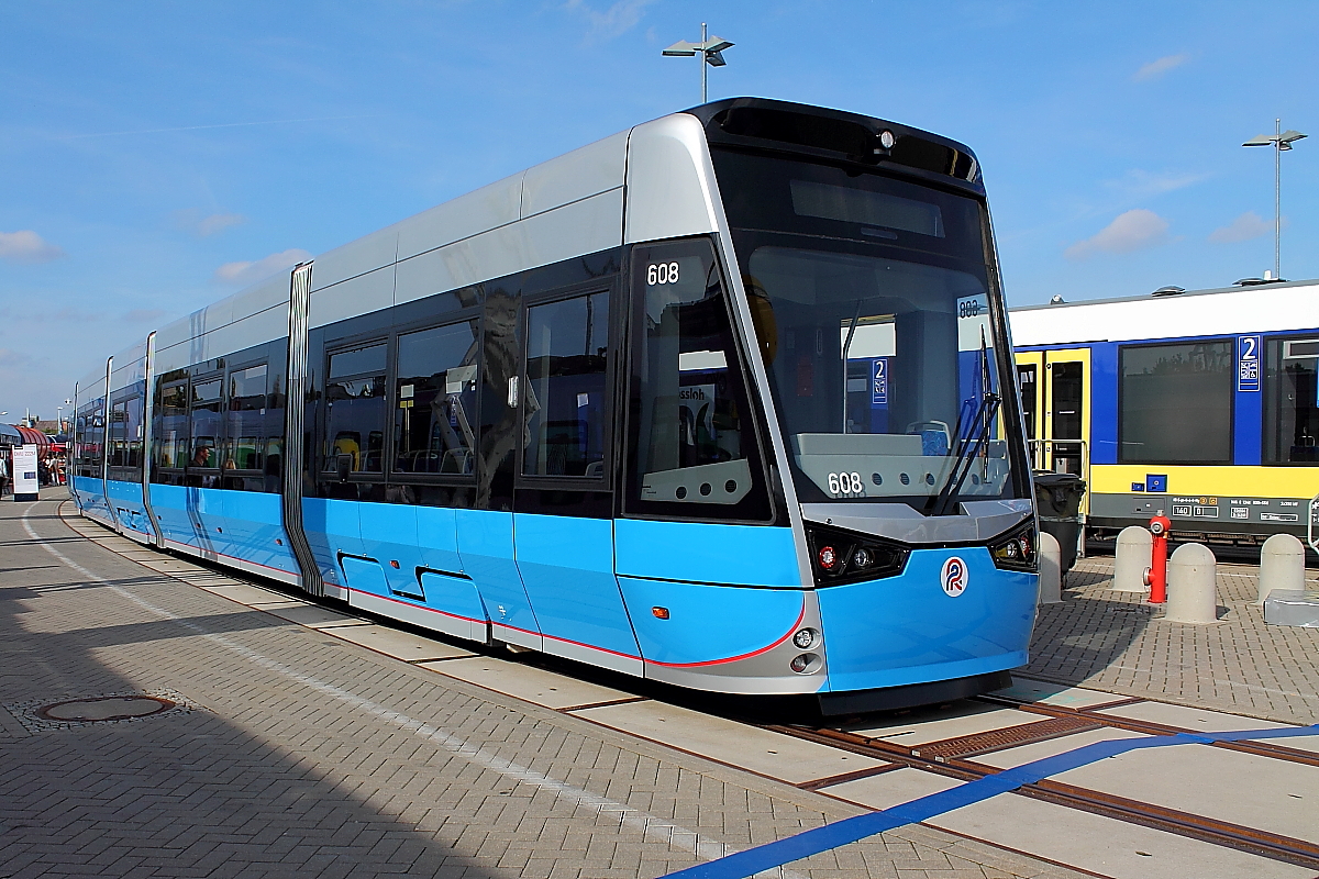 Die Straßenbahn  Tramlink für die Stadt Rostock der Fa.Vossloh auf der InnoTrans am 28.09.2014 In Berlin.
Die modular aufgebauten Fahrzeuge können zu 3, 5, 7 oder 9 Einheiten zusammengestellt werden.
