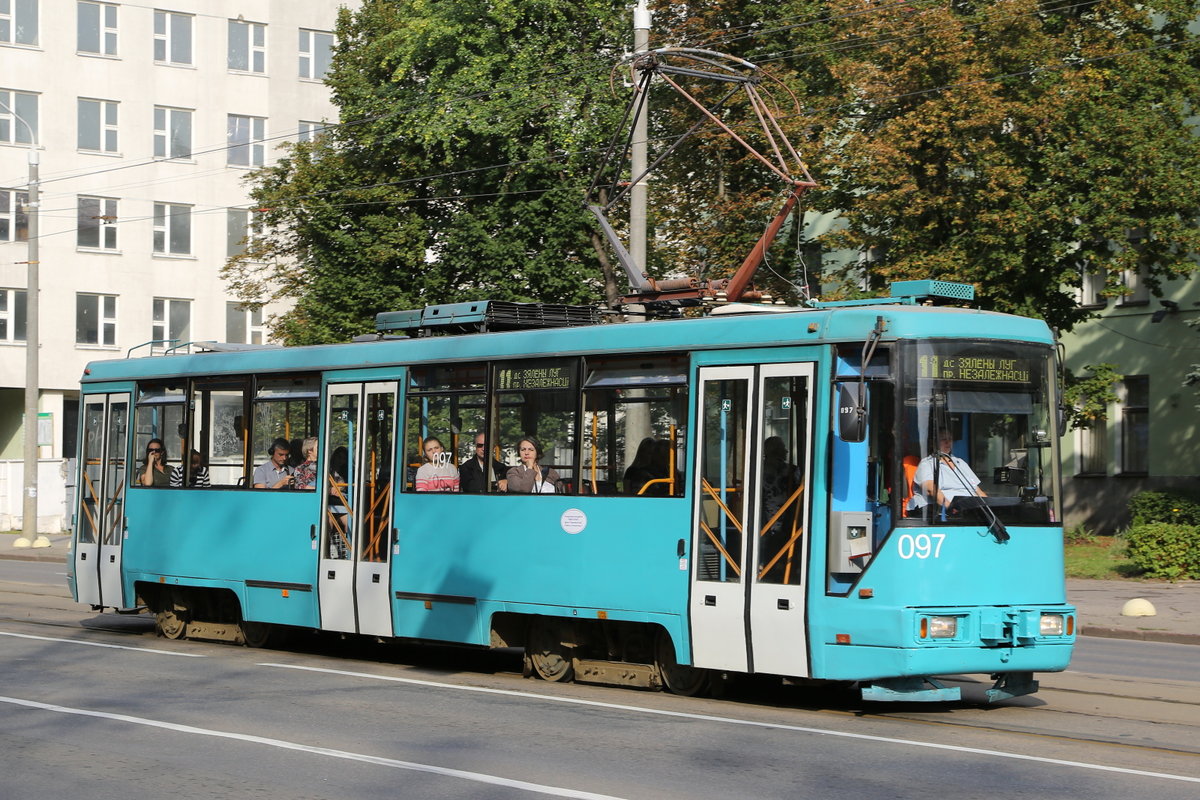 Die Strassenbahnen von Minsk (wahrscheinlich Belkommunmasch) sehen alle gleich grün oder blau aus, und haben zum Teil verschiedenen Werbungen drauf.
Das motivierte nicht für allzuviele Bilder.. 
Minsk City am 4 September 2018.