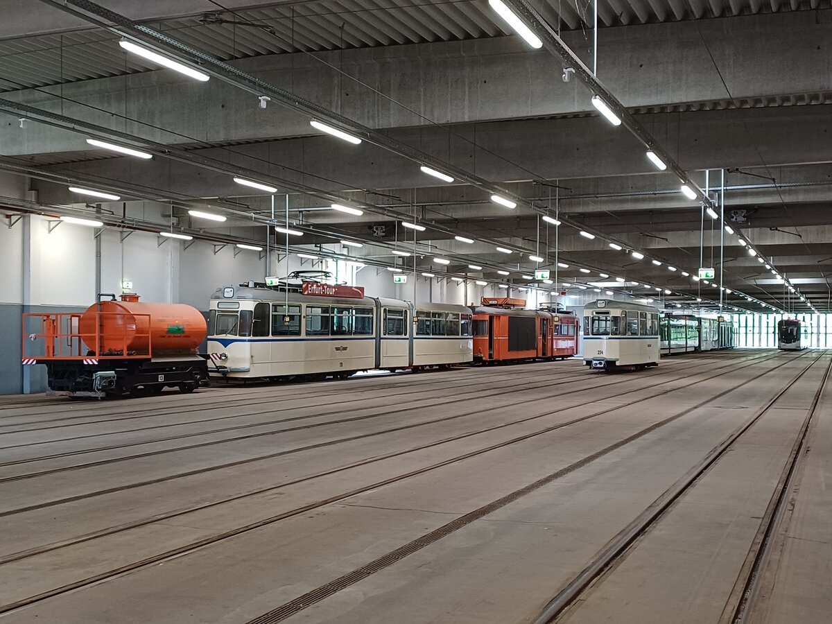 Die Straßenbahnfahrzeughalle der EVAG Erfurt, am 25.05.2024 beim Tag der offenen Tür auf dem Betriebshof am Urbicher Kreuz.