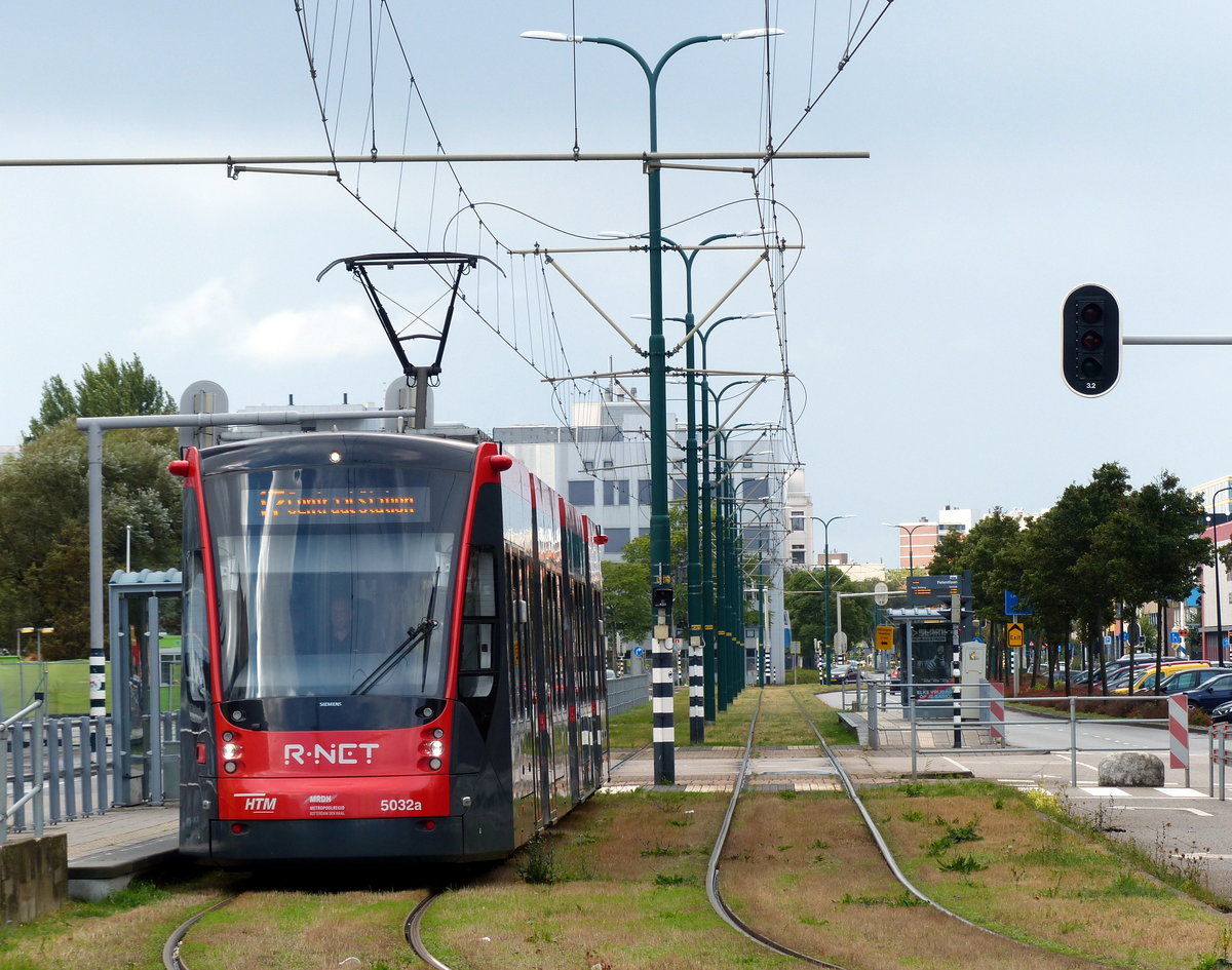 Die Straßenbahnlinie 17 wird mit neuen Fahrzeugen des Typs Siemens Avenio betrieben, von denen es bei HTM insgesamt 60 gibt. Fahrzeug 5032 an der Haltestelle Patentlaan (Europäisches Patentamt) am 25.8.2018