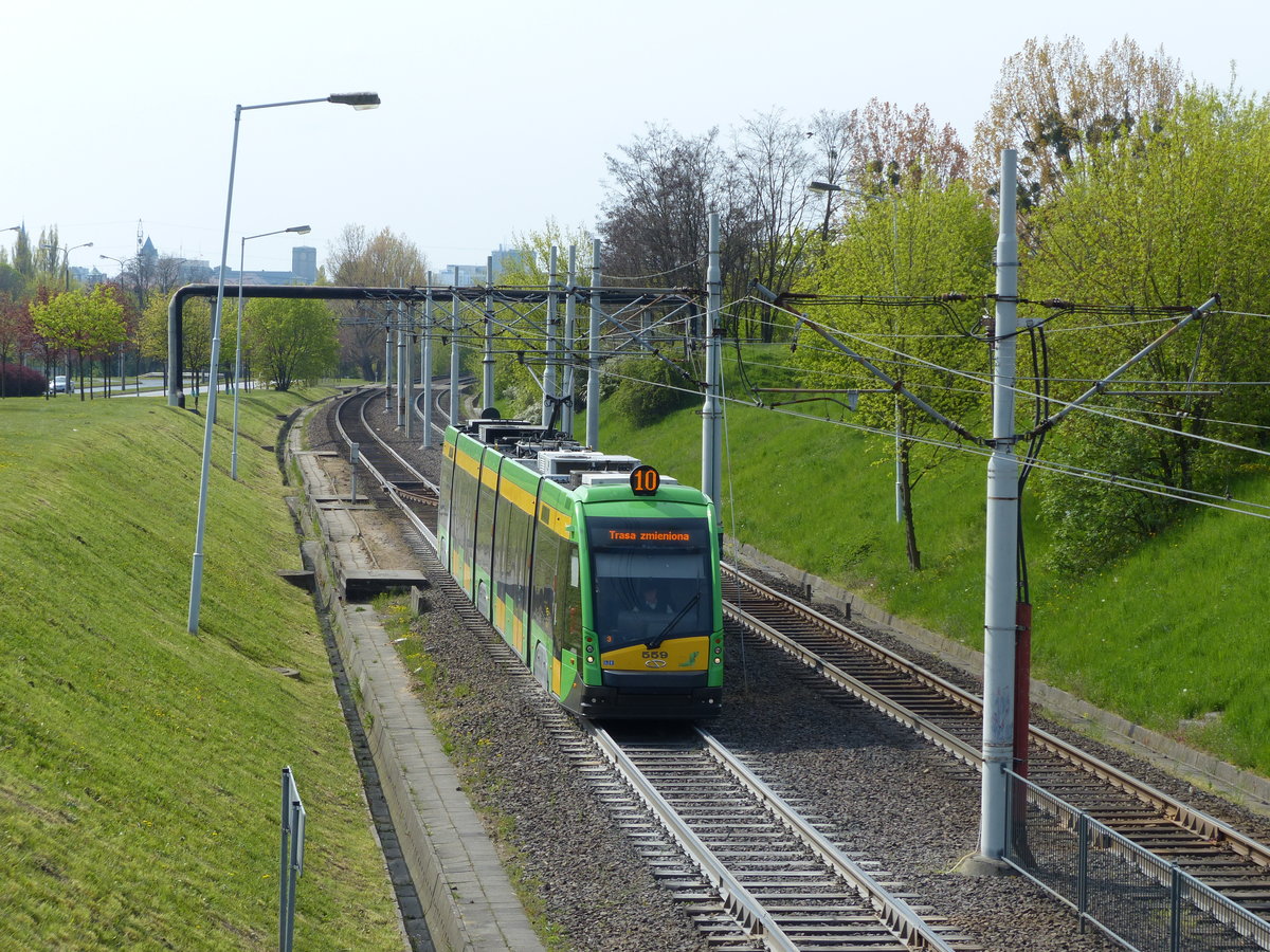 Die Straßenbahntrasse nach Sobieskiego ist kurz nach Verlassen der Innenstadt stadtbahnartig und kreuzungsfrei. Hier ein Solaris Tramino auf der Linie 10 in Poznań Słowiańska. 1.5.2016