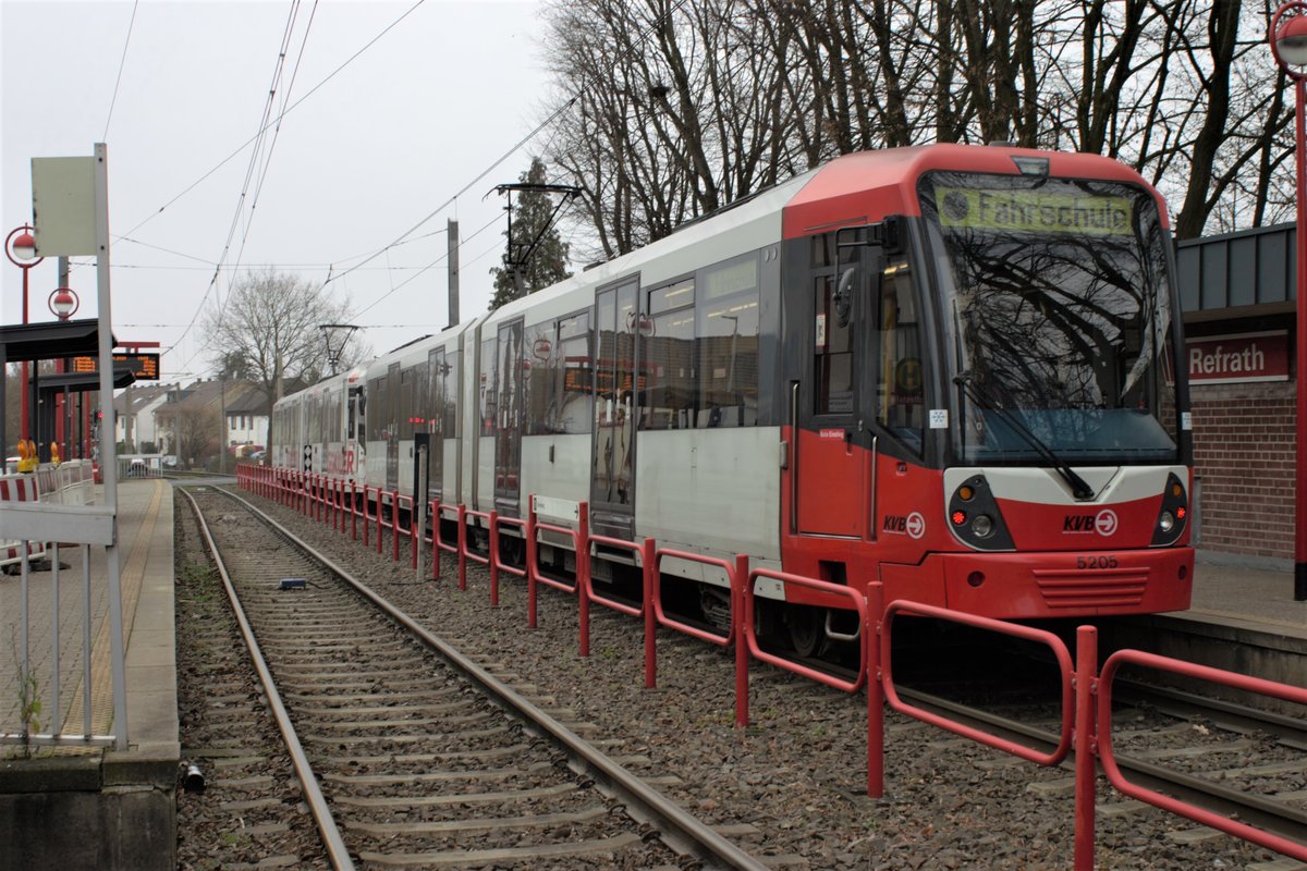 Die Straßenbahnwagen 5112 & 5205 als Fahrschule am 25.01.2020 in Bergisch Gladbach Refrath.

Aufgenommen wurde das Bild am Fußgängerübergang direkt an der Rampe zum Bahnsteig.