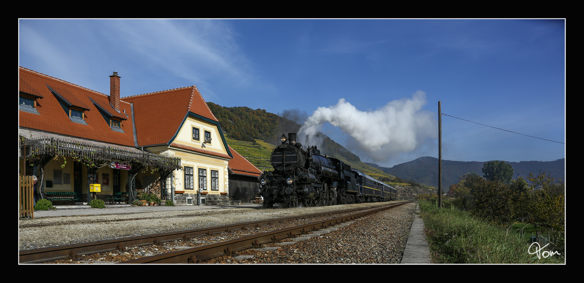Die Strasshofer Dampflok 310.23 fährt mit dem SDZ 17264 von Wien Heiligenstadt nach Krems an der Donau. 
Bahnhof Weißenkirchen in der Wachau. 28.10.2016