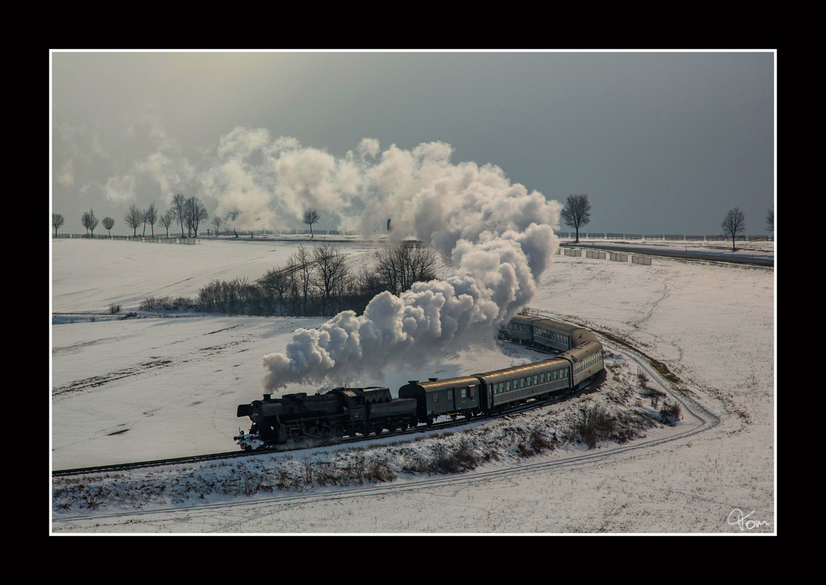 Die Strasshofer Dampflok 52.100 fährt mit dem  Majestic Imperator  als SDZ 14370 von Korneuburg nach Ernstbrunn, aufgenommen nahe Hetzmannsdorf. 
17.2.2013