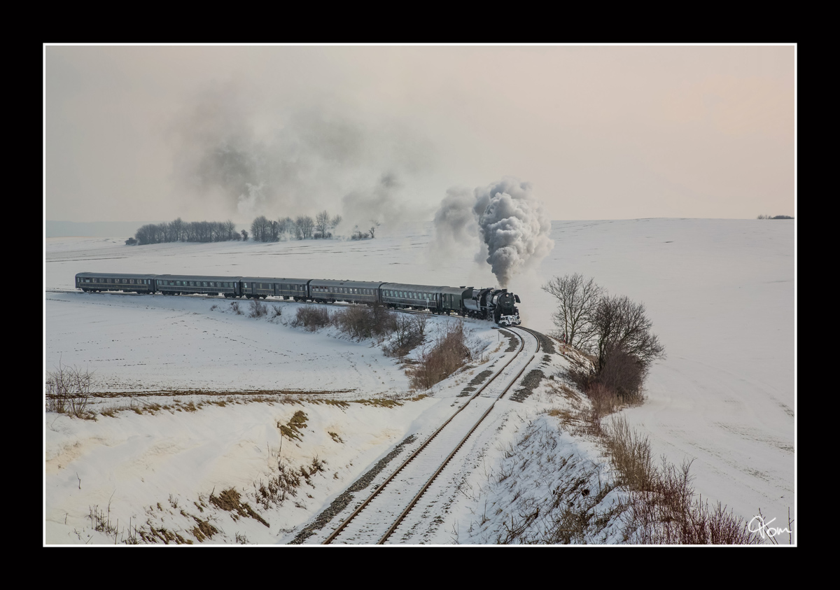 Die Strasshofer Dampflok 52.100, zieht den legendären Majestic Imperator als Sonderzug 14370 von Korneuburg nach Ernstbrunn.
Karnabrunn  17.2.2013