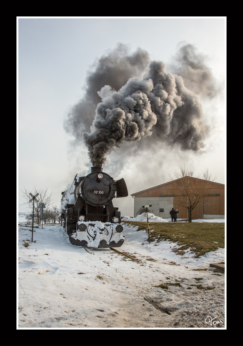 Die Strasshofer Dampflok 52.100, zieht den legendären Majestic Imperator als Sonderzug 14370 von Korneuburg nach Ernstbrunn.
Wetzleinsdorf  17.2.2013