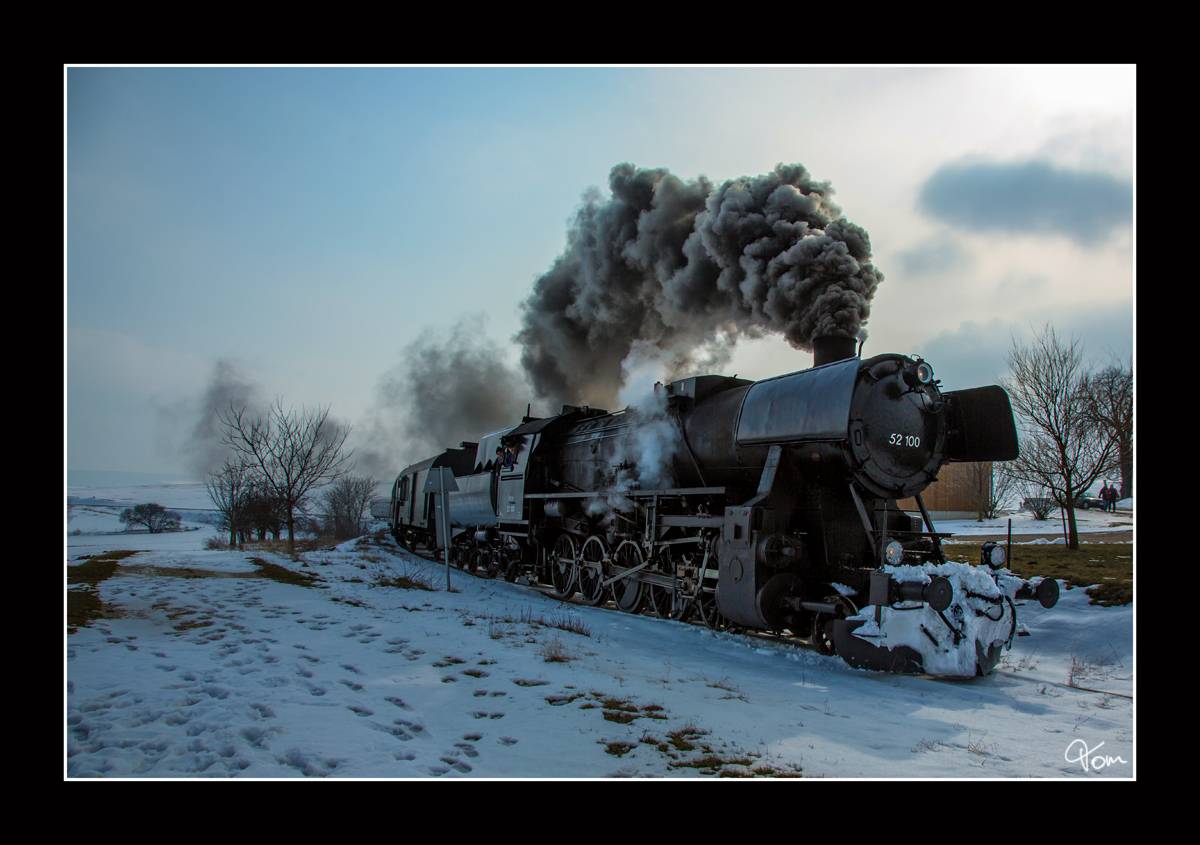 Die Strasshofer Dampflok 52.100, zieht den legendären Majestic Imperator als Sonderzug 14370 von Korneuburg nach Ernstbrunn.
Wetzleinsdorf Seite  17.2.2013