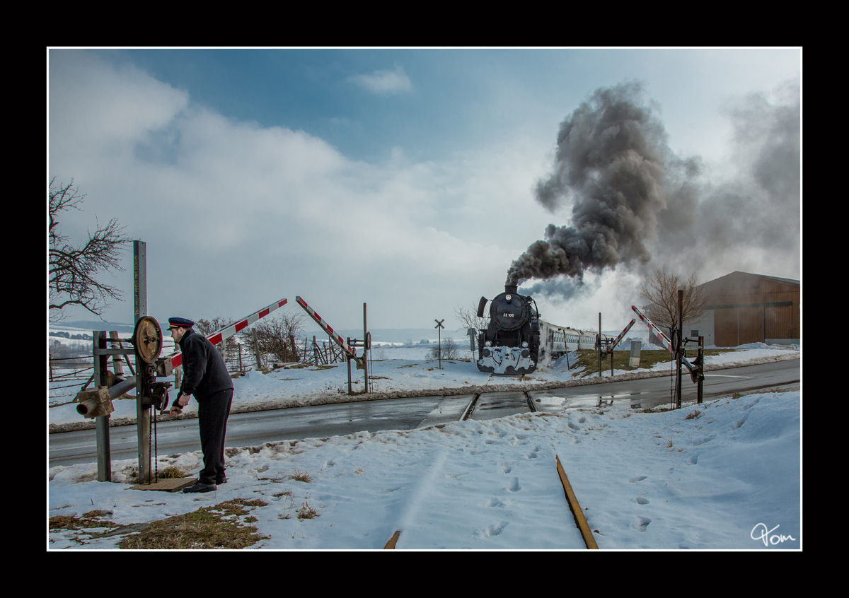 Die Strasshofer Dampflok 52.100, zieht den legendären Majestic Imperator als Sonderzug 14370 von Korneuburg nach Ernstbrunn.
Karnabrunn EK  17.2.2013