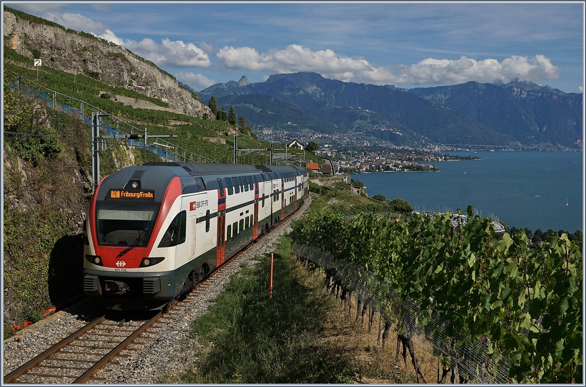Die Strecke 111 wird auch hin und wieder als Umleitungsstrecke genutzt, bis zur Eröffnung des Lötschberg Basistunnels für die Züge der Relation Bern - Brig, ansonsten bei Bauarbeiten oder Unterbüchen zwischen Lausanne und Puioux, bzw. Vevey. 
Im Bild der RABe 511 116 als  Sommerfahrplan  RE Genève - Fribourg kurz vor Chexbres. 

26. Aug. 2018