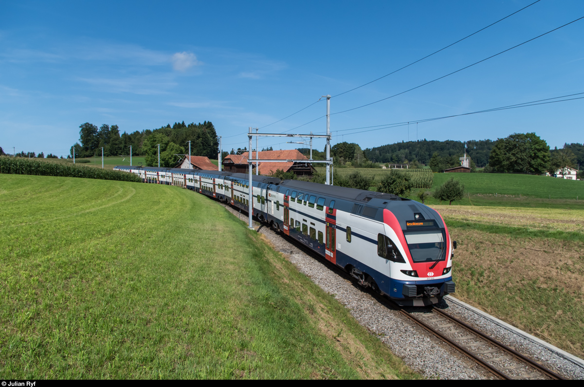 Die Strecke Bern-Schwarzenburg weist sowohl die grösste Steigung wie auch die engsten Kurvenradien auf dem Netz der BLS auf. Sie wird deshalb gerne für Testfahrten verwendet. Am Montag und Dienstag, 24. und 25. August 2015 wurden solche mit einem ZVV RABe 511 durchgeführt, wahrscheinlich zum Vergleich der Traktionsregelung zwischen diesem und dem sehr ähnlichen RABe 515  MUTZ  der BLS, der hier normalerweise zum Einsatz kommt.
Das Bild zeigt den RABe 511 013 am 25. August 2015 zwischen Lanzenhäusern und Schwarzwasserbrücke.