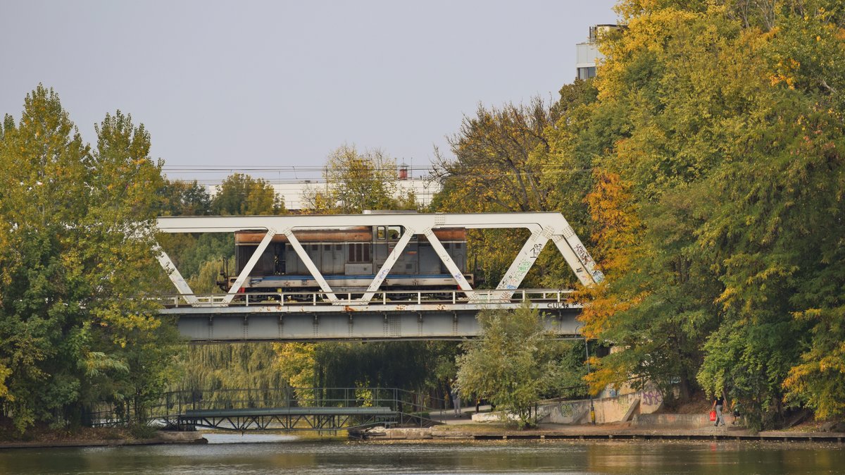 Die Strecke Bucuresti-Constanta durchquert den größten Park in Bukarest (Herastrau). Den See des Parks überquert sie auf dieser Brücke, am 11.10.2018 aufgenommen.