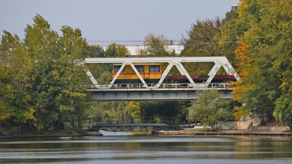 Die Strecke Bucuresti-Constanta durchquert den größten Park in Bukarest (Herastrau). Den See des Parks überquert sie auf dieser Brücke, am 11.10.2018 aufgenommen.